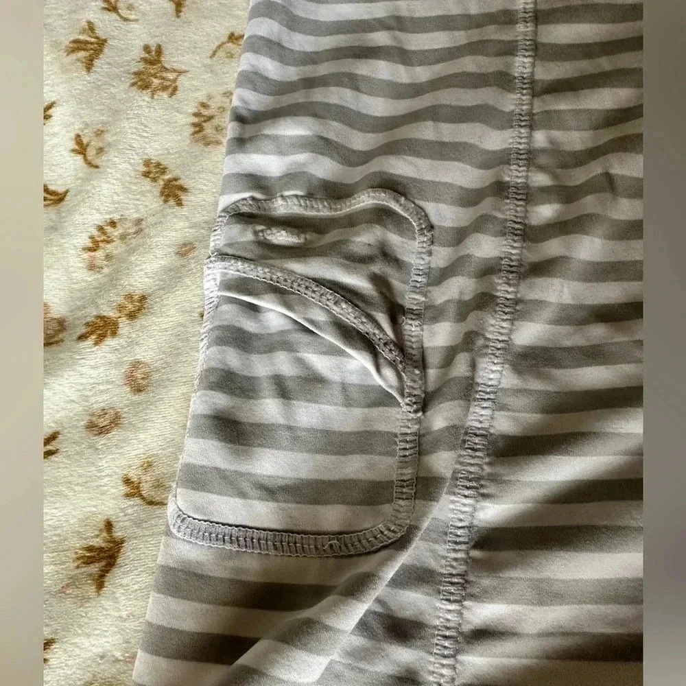 Lululemon Striped athletic top sleeveless gray with white key pocket size 8 - Picture 5 of 7